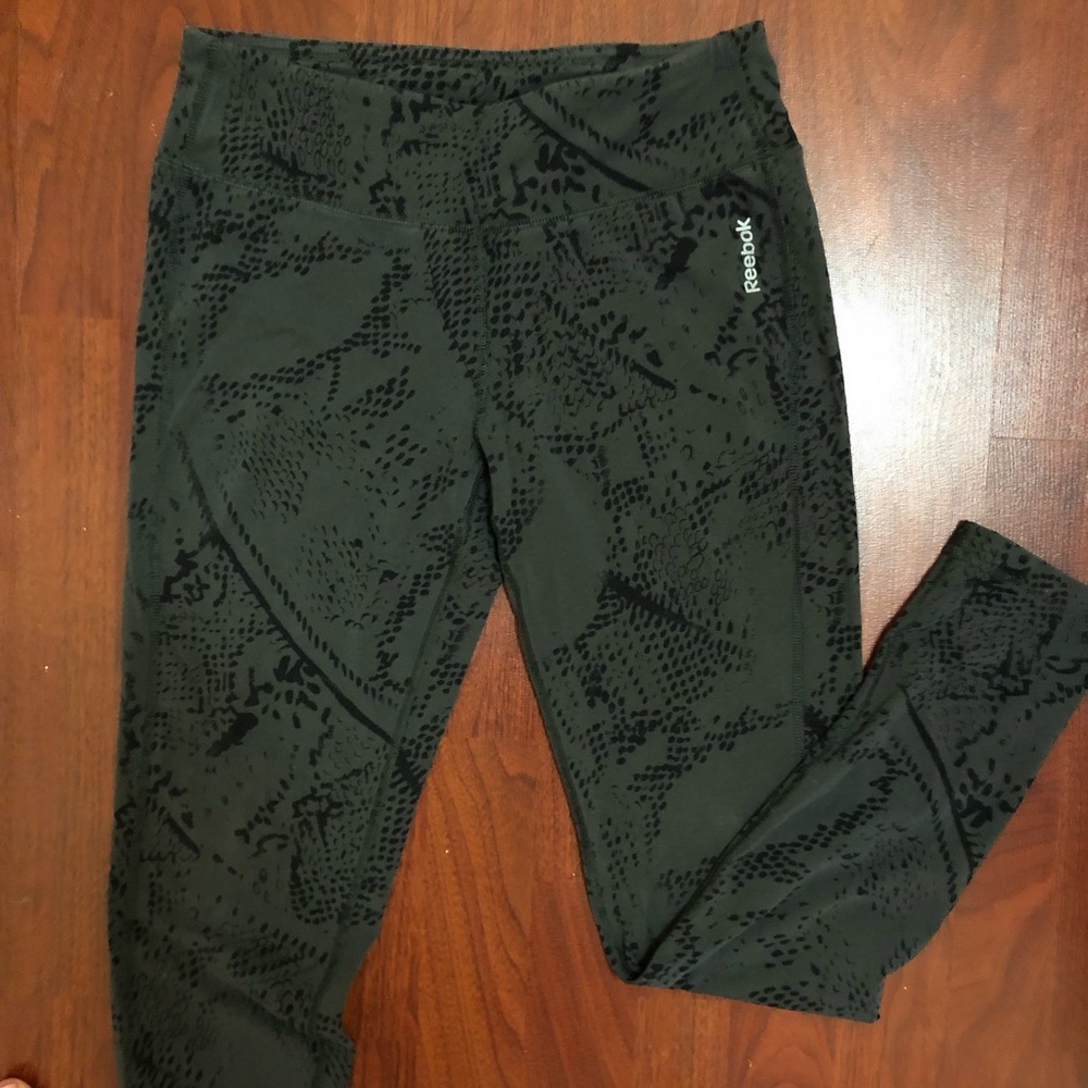 LIKE NEW 🖤🖤 Reebok Black/ Grey Printed Leggings